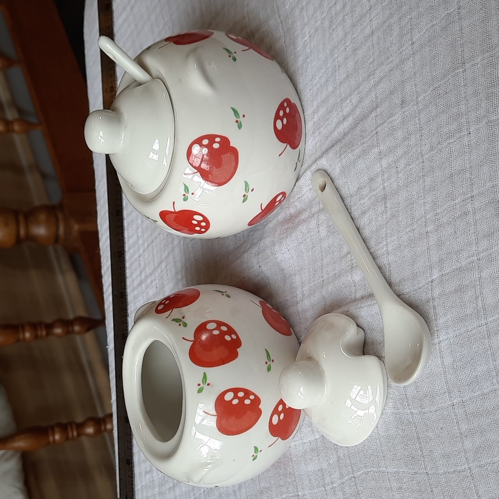 Pair of apple 🍎 pattern sugar and cream containers,  small spoons and lids - Picture 5 of 6